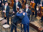 Thielemann umarmt seinen Konzertmeister