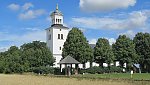 Rök-Kirche mit Rökstein in Östergotland Rök-Kirche mit Rökstein in Östergotland