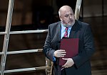 Peter Rose als Daland mit seinen Akten