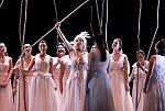 Donna Clara mit dem Damenchor