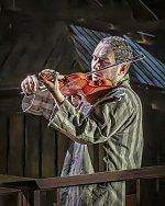 Tadeusz spielt die "Chaconne"