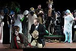 Marie-Christine Haase (Nachtigall), Alexander Spemann (Hoffegut); hinten: Heikki Kilpeläinen (Ratefreund), Daniel Moon (Wiedehopf), Susann Vent (Zaunschlüpfer), Chor