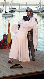 Elsa als Fürstin von Dragant (Claudia Mabell) schmeißt sich an Lohengrin (Ruben Hagspiel) ...