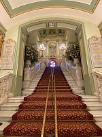 Die Festtreppe zum Parkett