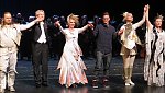 Dirigent Erich Wächter mit den Protagonisten beim Schlussapplaus