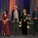 Jury-Mitglieder mit Preisverleiherin Mária Bárdossy (re.)