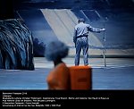 Finale, Elsa mit orangem Tornister mit Schwert, Horn und Ring...