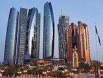 Gegenüber dem Emirates Palace