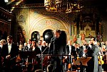 Johannes Chum, Frank Beermann und Samuel Youn mit dem Orchester
