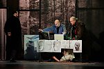 Mime zeigt Wotan und Loge Alberichs Pläne in Nibelheim