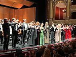 Schlussapplaus mit Roland Klutting vorn links