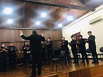 Radu Pantea dirigiert die Gesangsstudenten der Fakultät für Musik der Universität Riberao Preto  